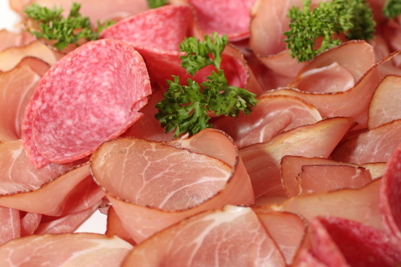 Bunte Auswahl an Wurst, Schinken, Paprika, Gurken und frischer Petersilie.